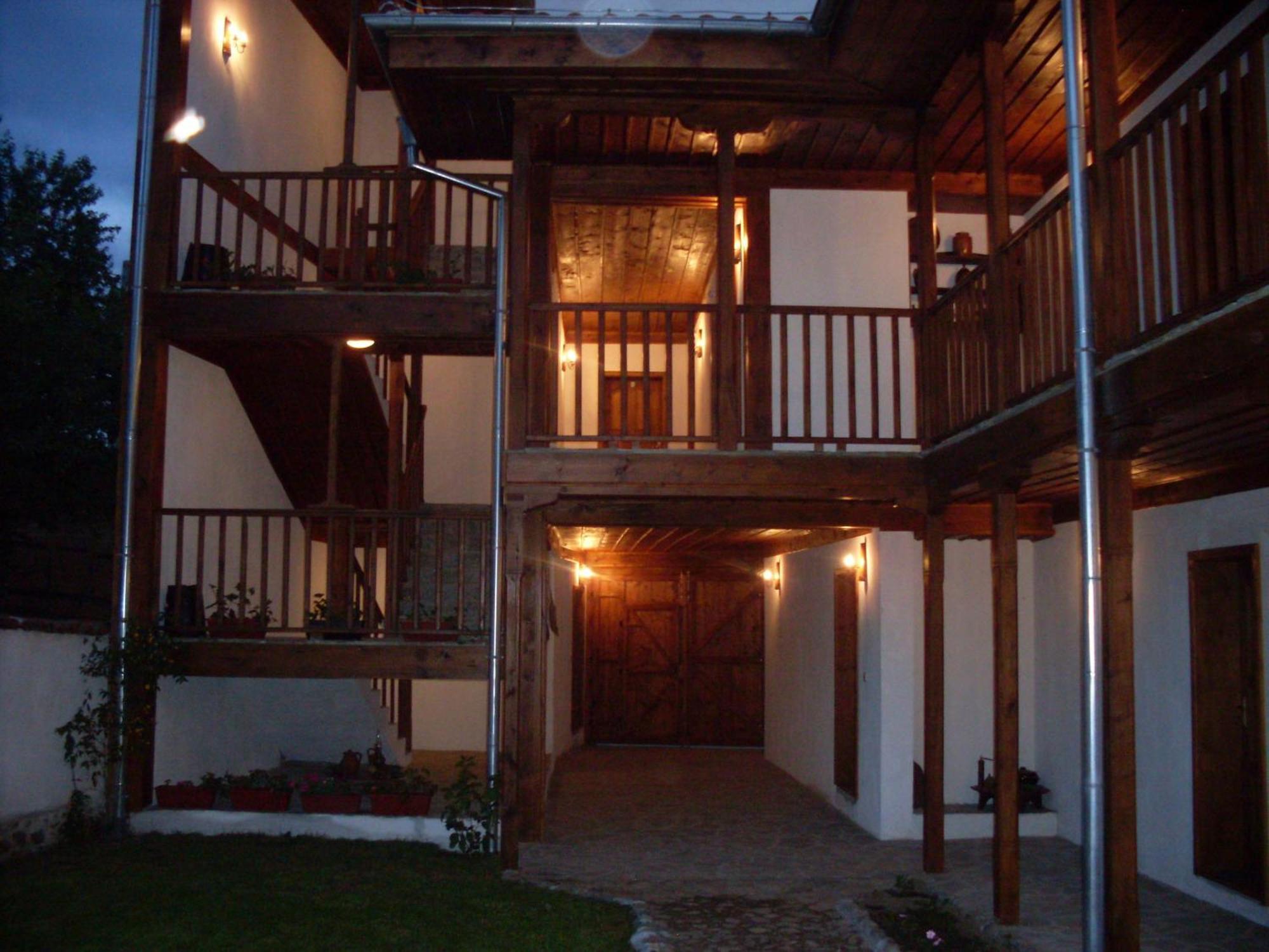 Tsutsovi House Hotel Kalofer Bagian luar foto
