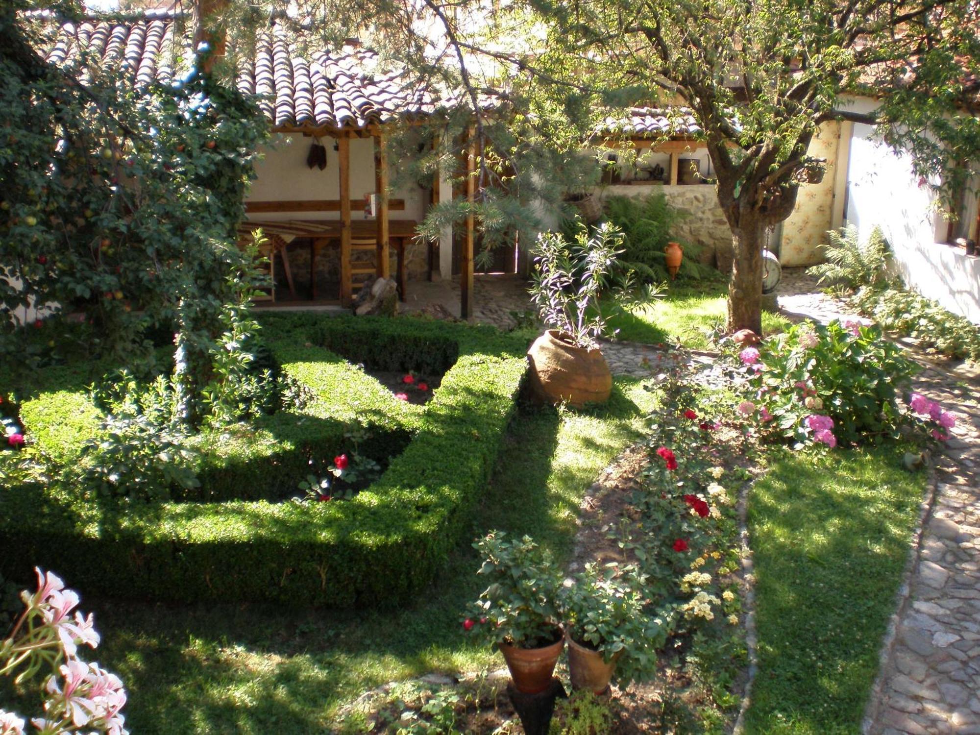 Tsutsovi House Hotel Kalofer Bagian luar foto